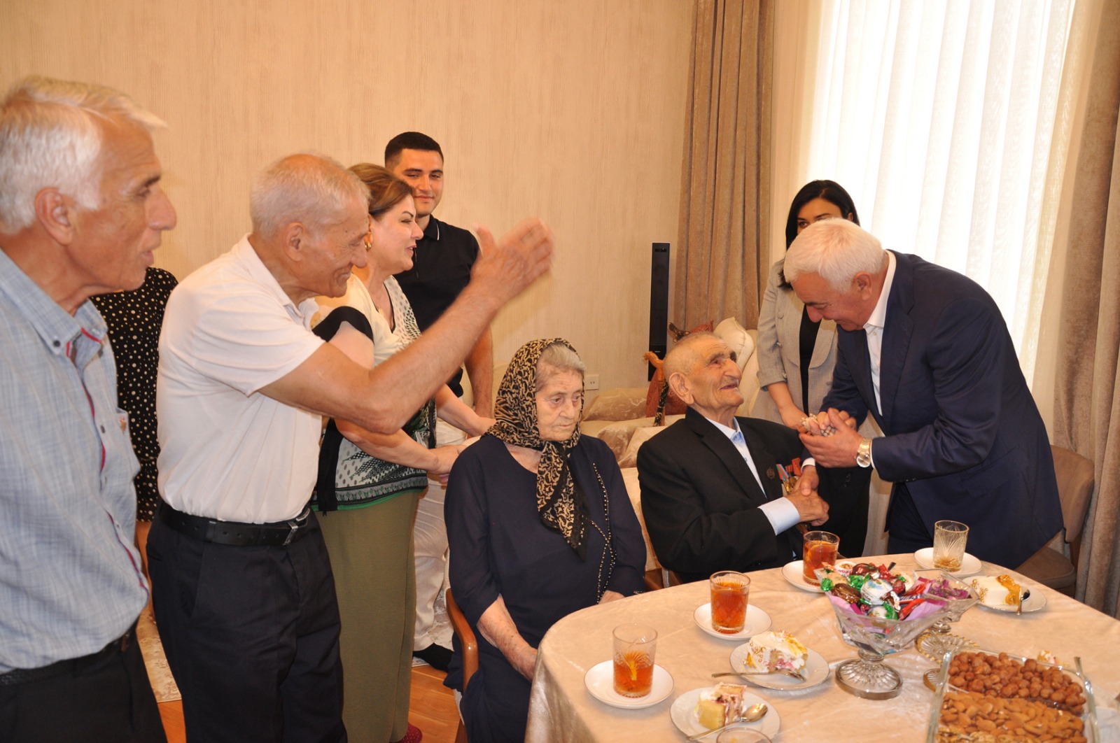 İcra başçısı 100 yaşlı rayon sakinini evində ziyarət etdi - FOTO
