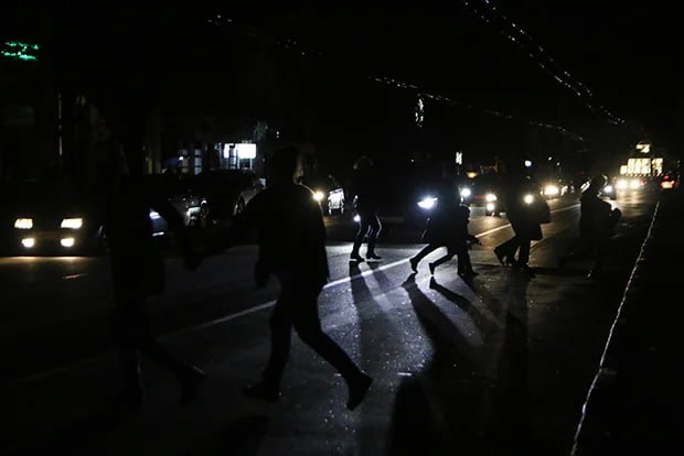 Krımda elektrik tamamilə kəsildi