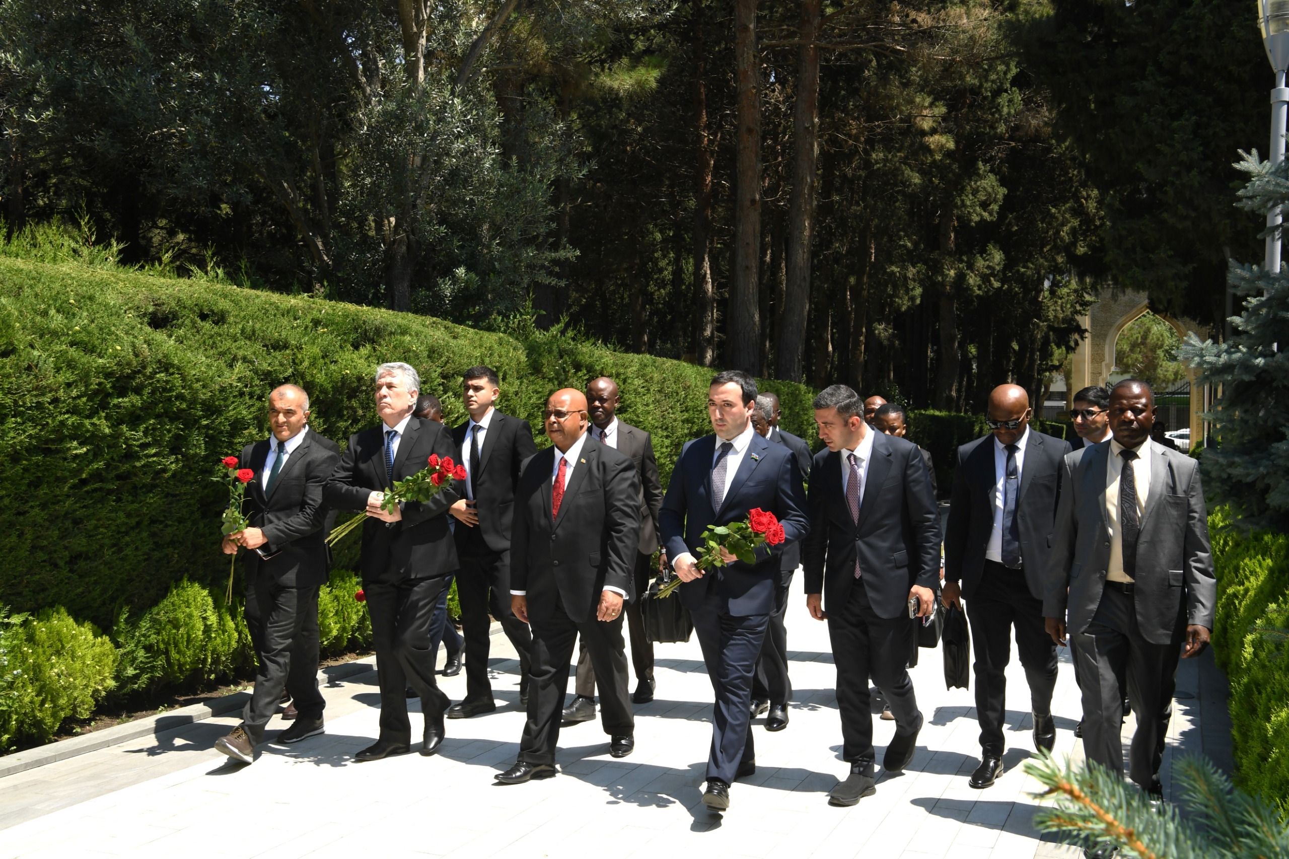Zimbabve parlamentinin sədri Heydər Əliyevin məzarını və Zəfər parkını ziyarət edib
