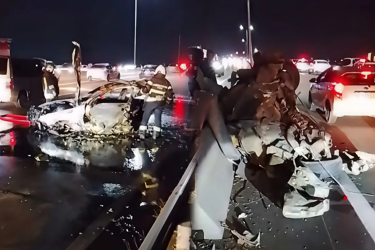 Bakıda ağır qəza: BMW iki hissəyə bölündü