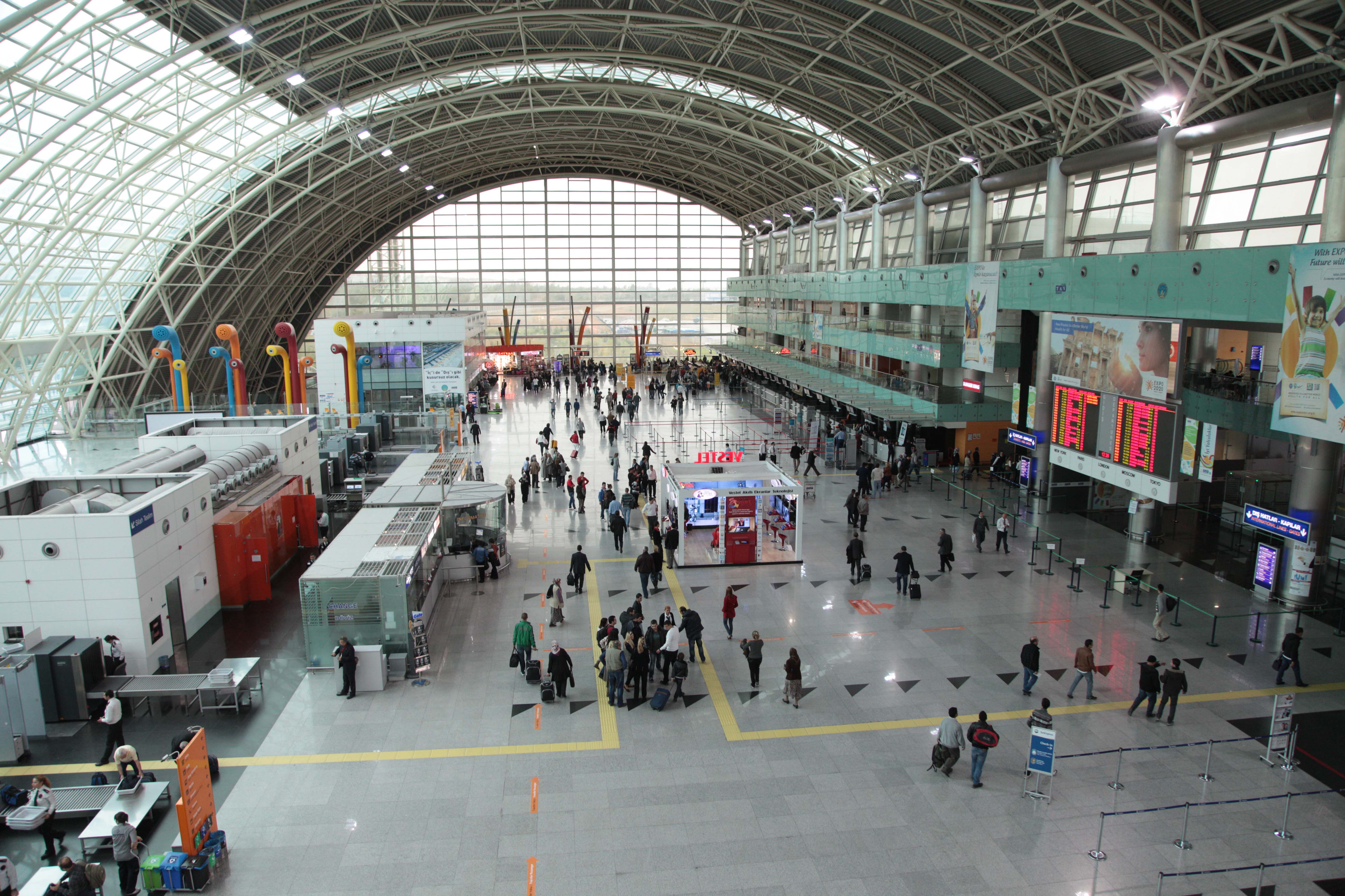 İzmir aeroportu qarışdı: 4 polis yaralandı