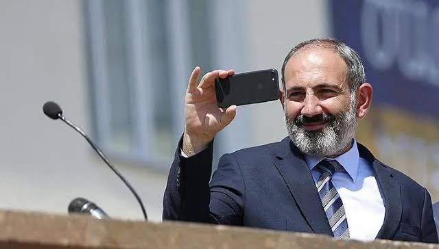 Paşinyan naziri SMS-lə istefaya göndərdi?