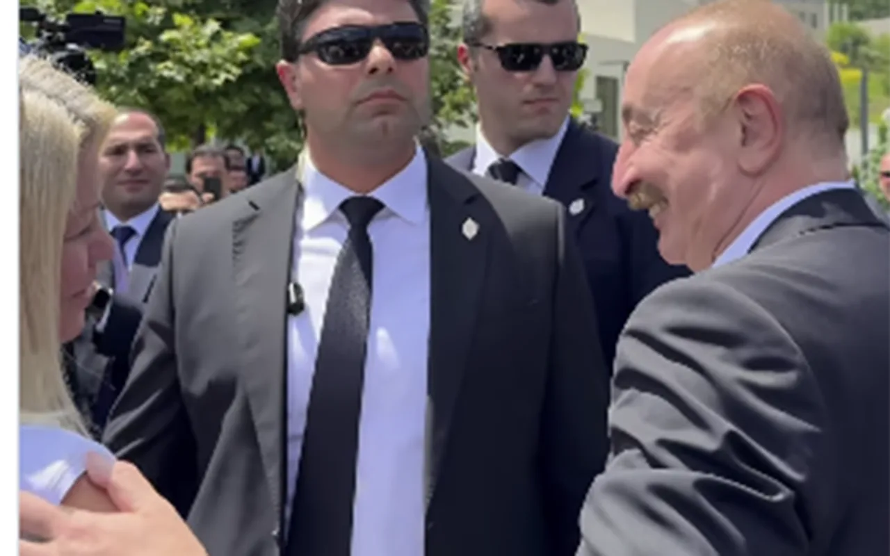 Prezident jurnalisti görüb avtomobildən düşdü&nbsp;- VİDEO