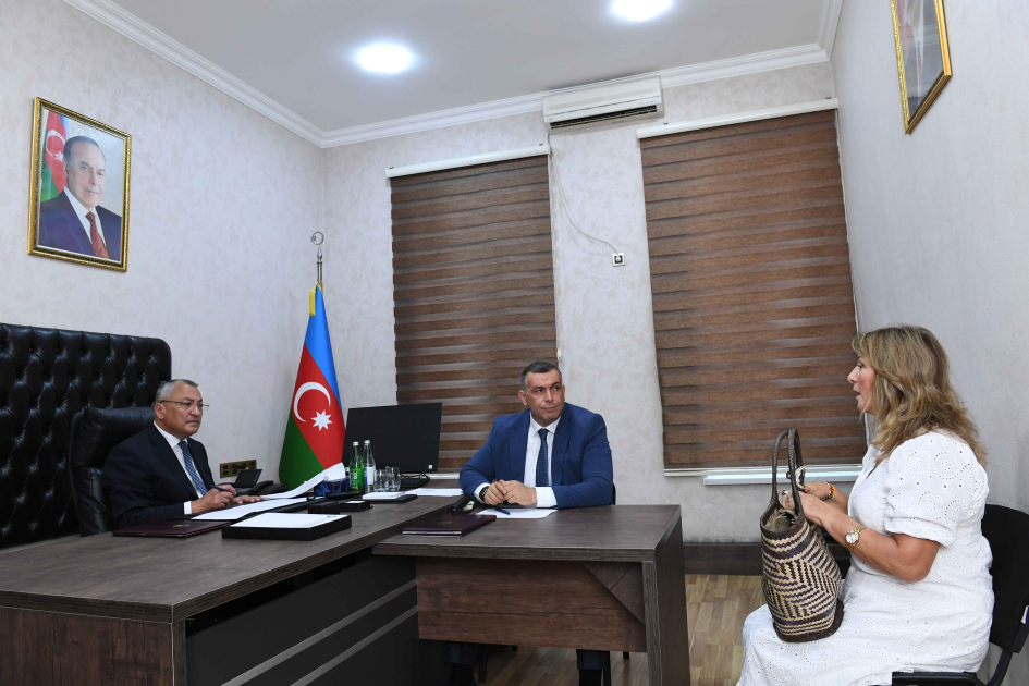 Komitə sədri keçmiş məcburi köçkünlərin müraciətlərini dinləyib