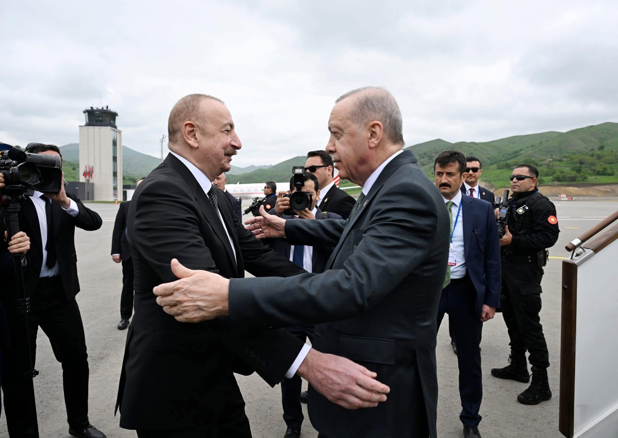 İlham Əliyevdən Ərdoğana: "Qardaş Türkiyə ilə həmrəyik"