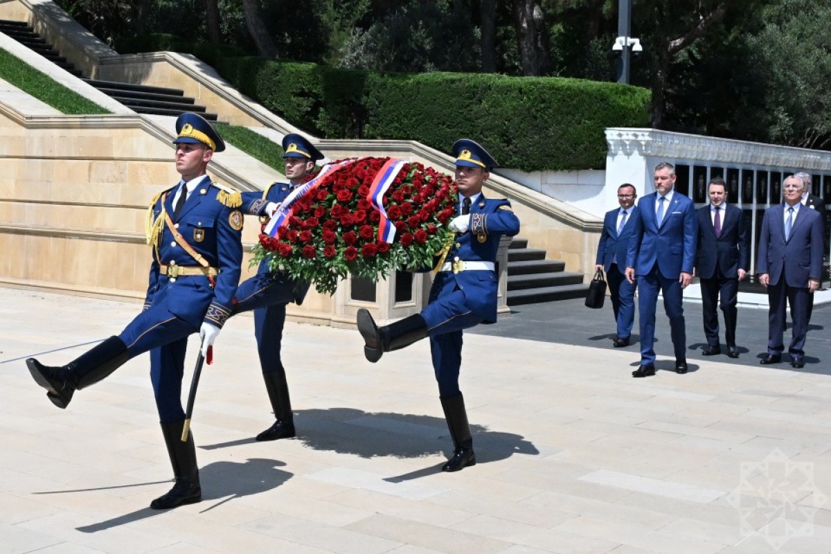 Peter Pelleqrini&nbsp;Şəhidlər Xiyabanını ziyarət etdi - FOTO