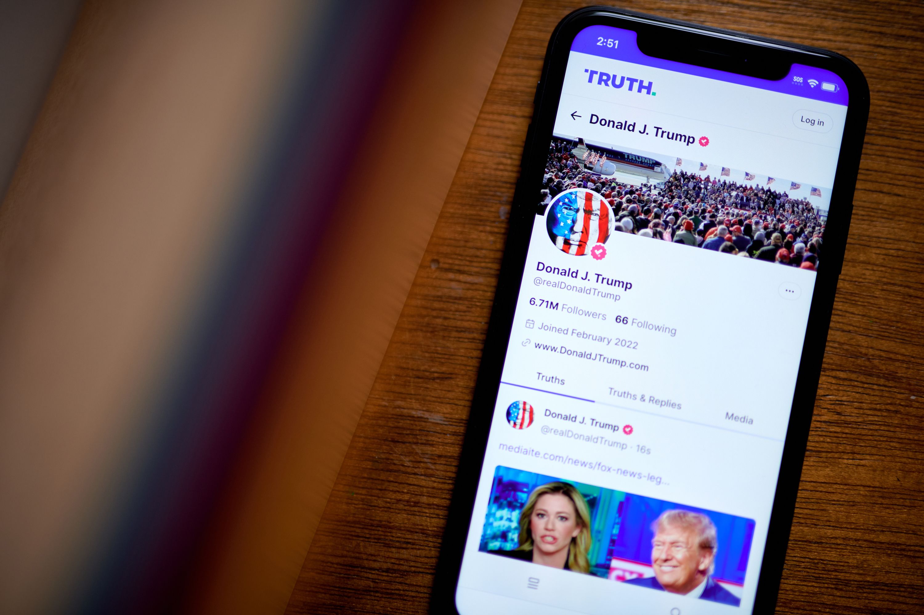 Trampın sosial media paylaşımları pulla satılacaq