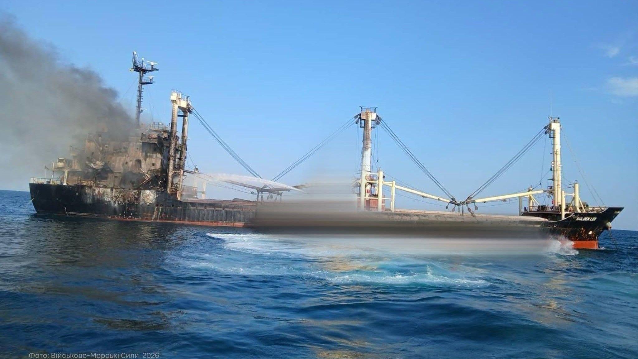 Yük gəmisinə raketlə hücum: 10 dənizçi öldü