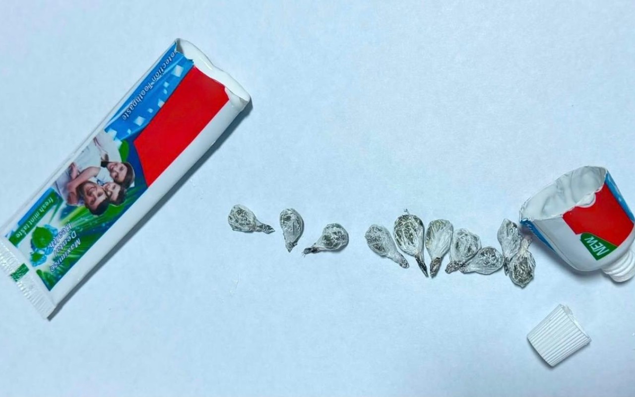 Təcridxanaya diş məcununun içində marixuana keçirmək istədi