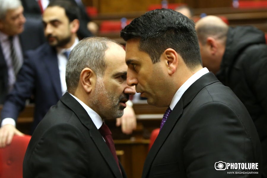 Simonyanın parlament&nbsp;komandası "vurulur":&nbsp;daha bir istefa
