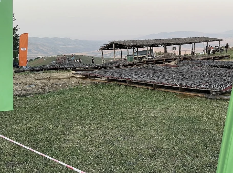 Milli Yaylaq Festivalında taxta konstruksiya aşdı -&nbsp;yaralılar var