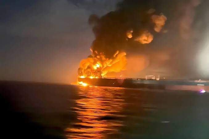 Hörmüz boğazında tanker minaya düşdü
