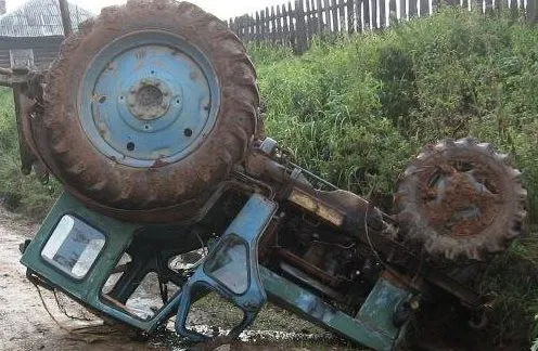 Traktor elektrik dirəyinə çırpıldı, 1 nəfər öldü