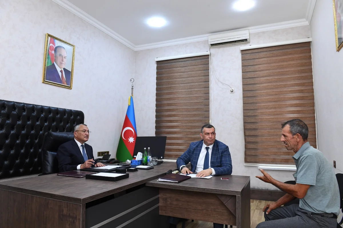 Rövşən Rzayev vətəndaşları qəbul edib - FOTO