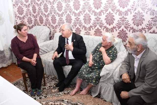 Dövləti məmurlarının simasında sevmək