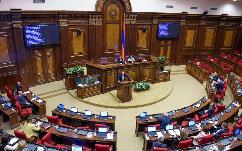 Ermənistan parlamentində Katolikosun dəvət olunmaması gərginlik yaratdı