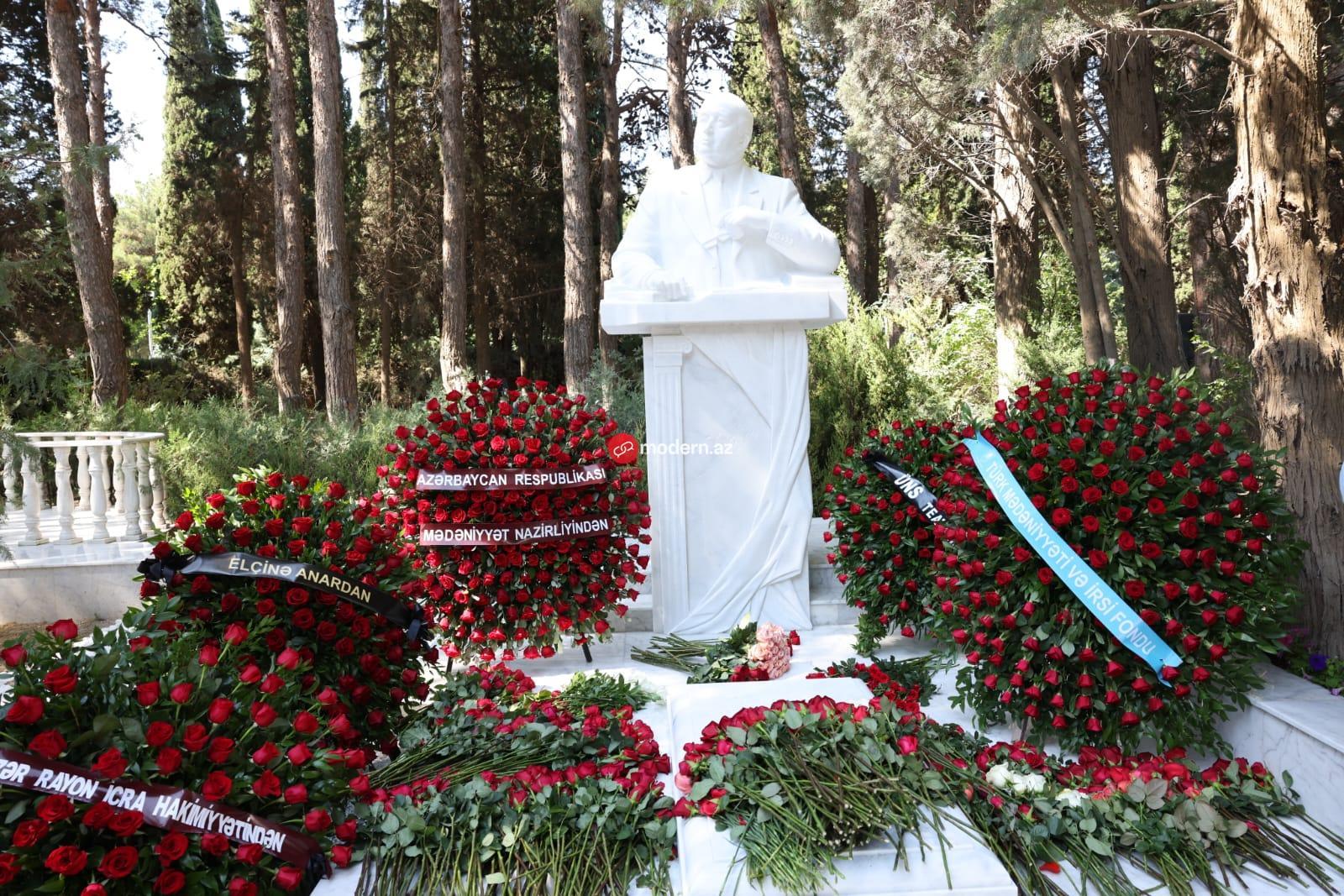 Xalq yazıçısı Elçinin qəbirüstü abidəsinin açılışı oldu