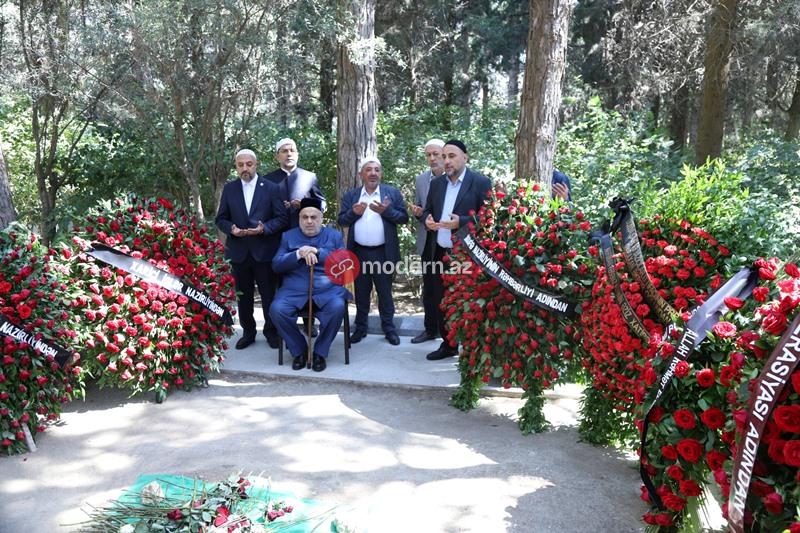 Şeyx Nəriman Həsənzadənin məzarını ziyarət etdi -&nbsp;FOTO