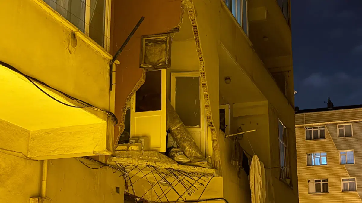 Beşmərtəbəli binanın eyvanı uçdu, sakinlər təxliyə edildi&nbsp;