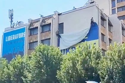 Bu ölkədə Ukrayna bayrağı endirildi