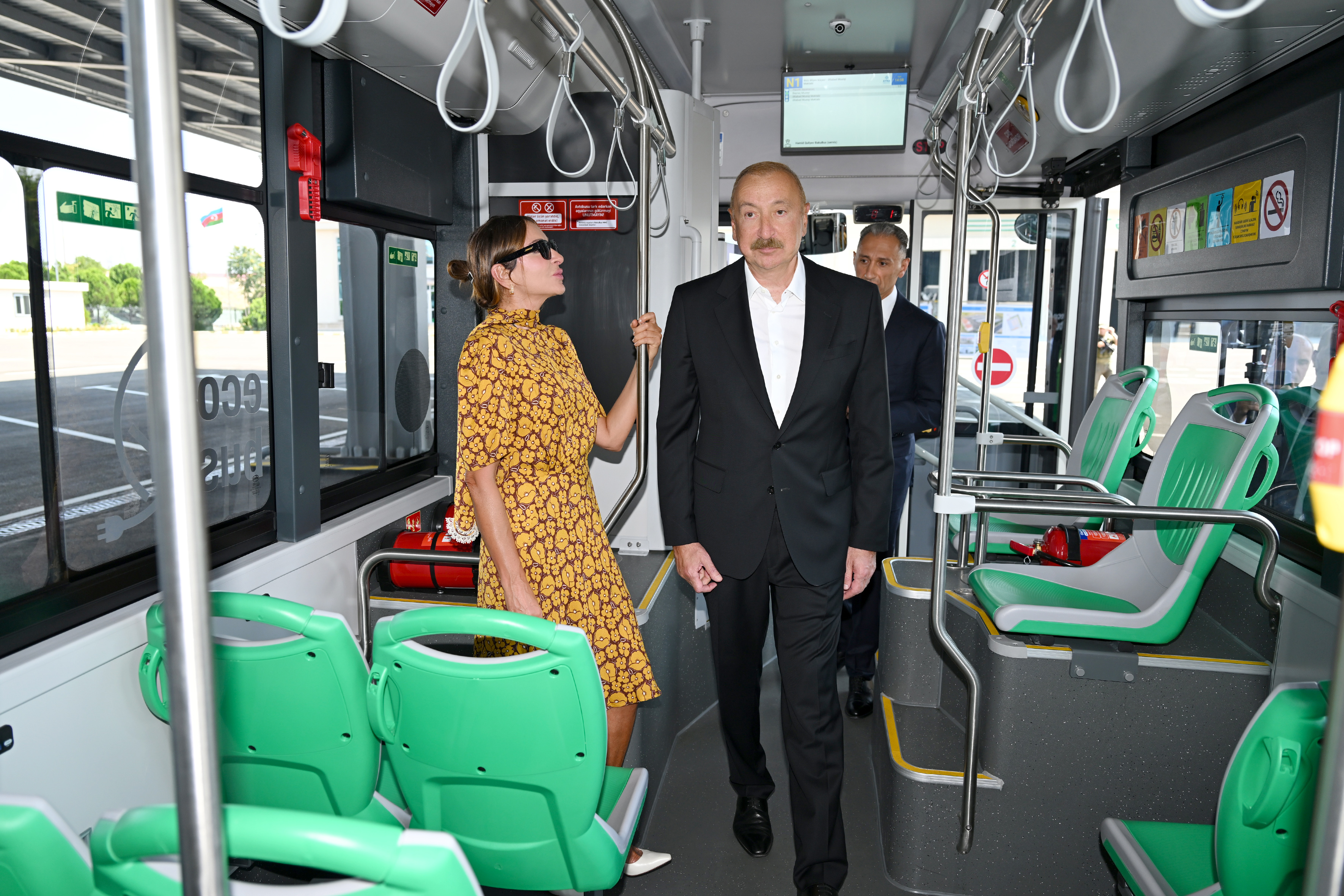 Dövlət başçısı Naxçıvanda elektrik mühərrikli avtobuslara baxıb