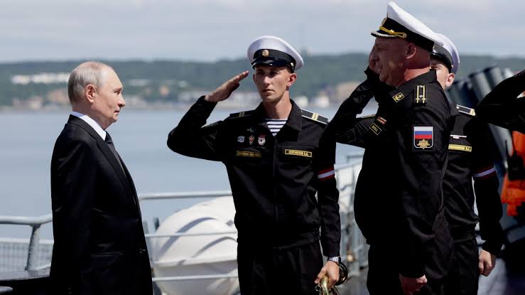 Putin bu bölgəyə&nbsp;ilk dəfə getdi - Yaponiya etiraz etdi