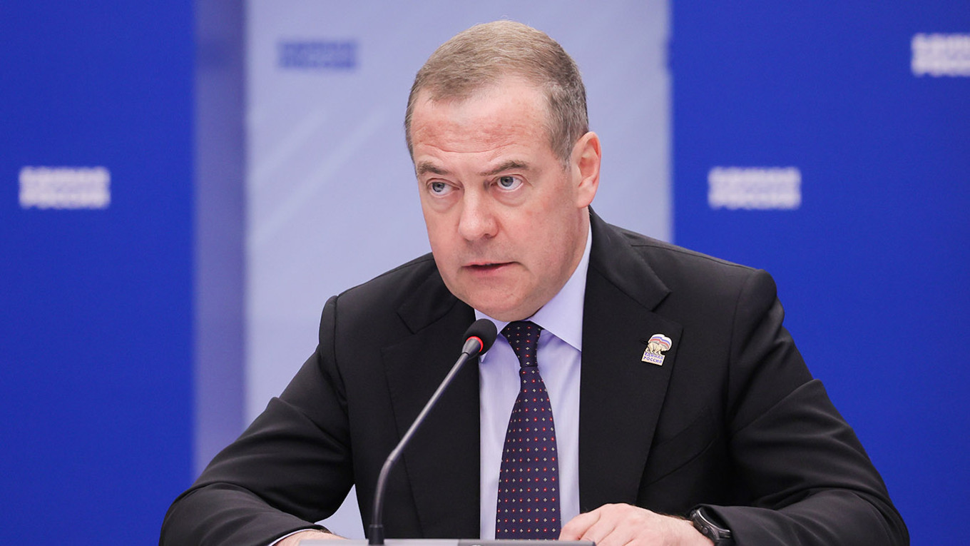 Medvedev rusiyalı gəncləri təhqir etdi