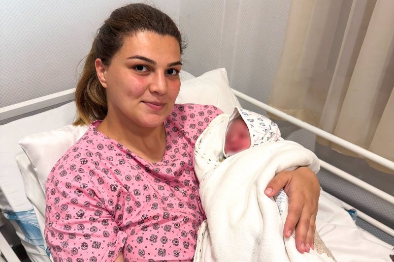 Hamilə qadın təcili yardım maşınında doğuş etdi - FOTO