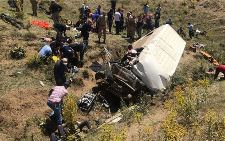 Nişana gedənləri daşıyan mikroavtobus AŞDI: 7 ölü, 9 yaralı var