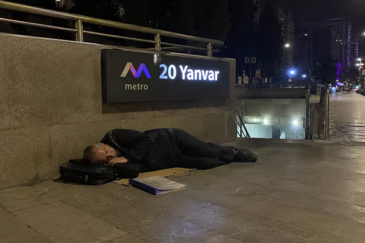 Bakıda&nbsp;müəllim küçədə yatdı,&nbsp;hər şeyi oğurlandı