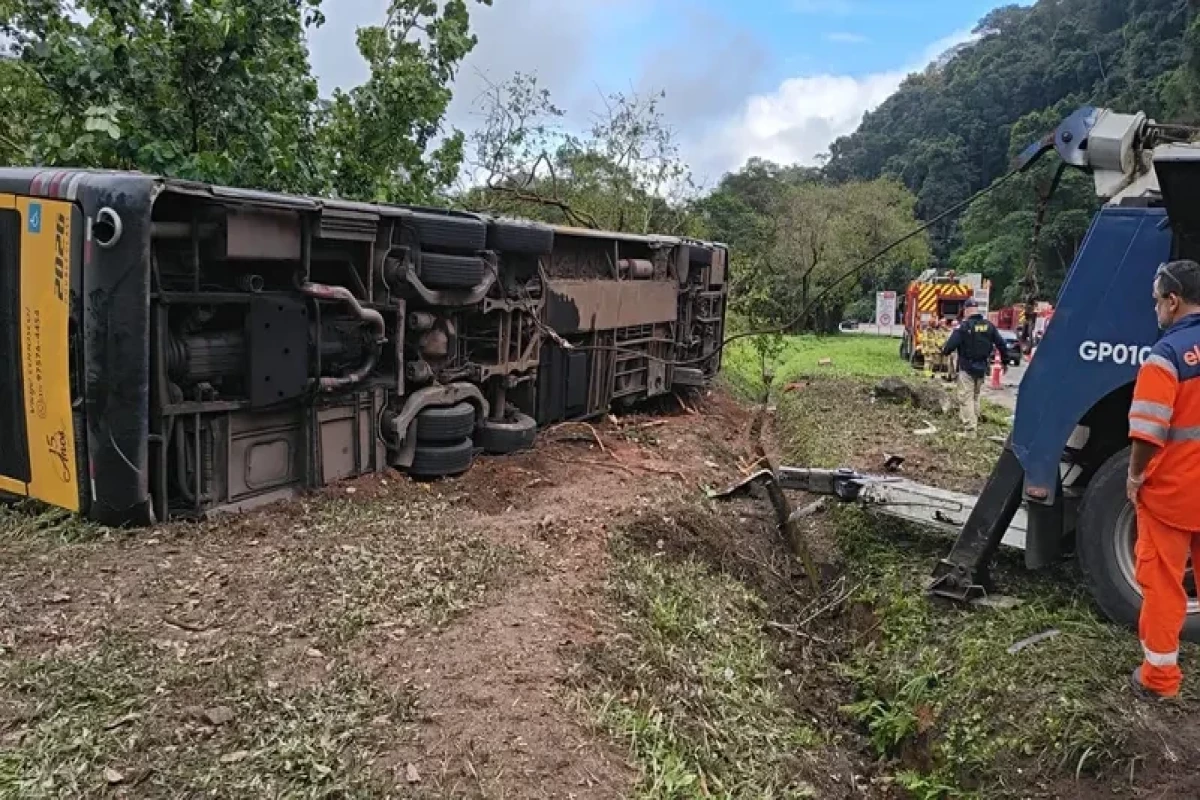 Avtobus&nbsp;yük maşını ilə toqquşub, 23 nəfər ölüb