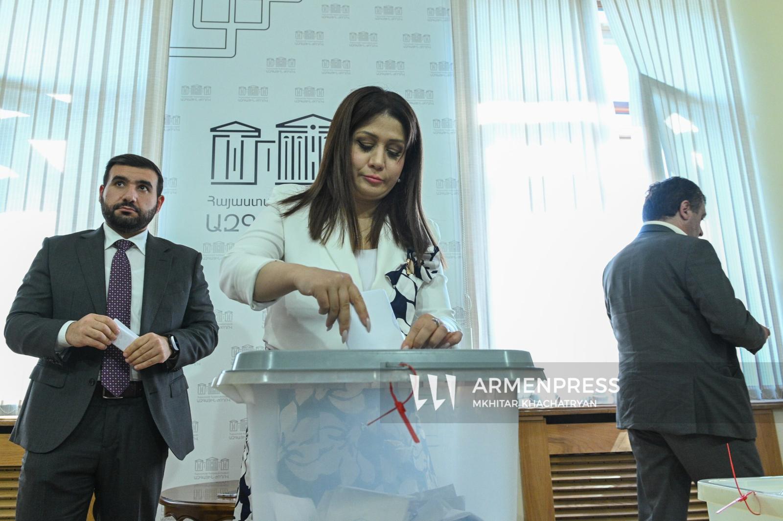 Ermənistan parlamentində 9 komitənin sədri seçilib