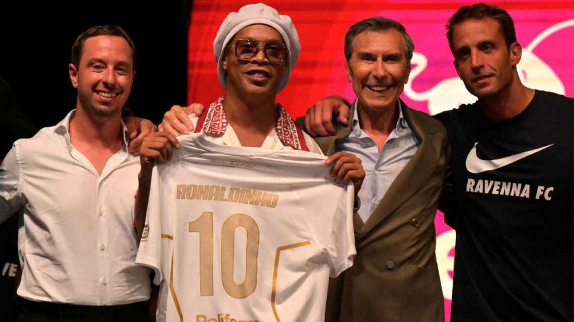 Futbol əfsanəsi 46 yaşında futbola qayıtdı