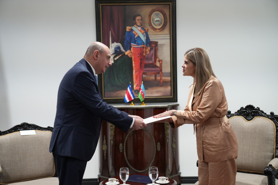 Azərbaycan səfiri etimadnaməsini Kosta Rika Prezidentinə təqdim edib