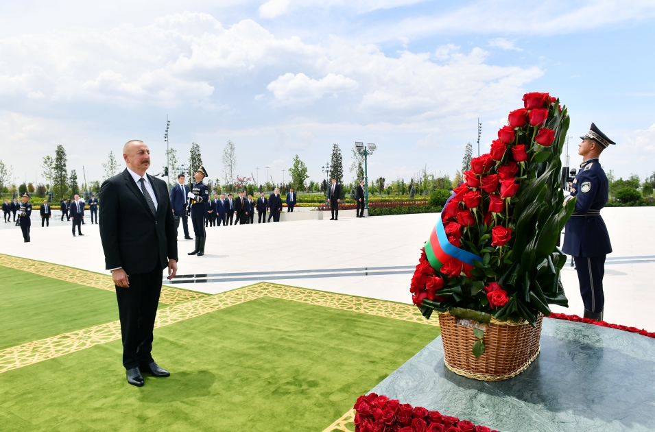 Prezident Daşkənddə Müstəqillik abidəsini ziyarət etdi - GÖRÜNTÜ