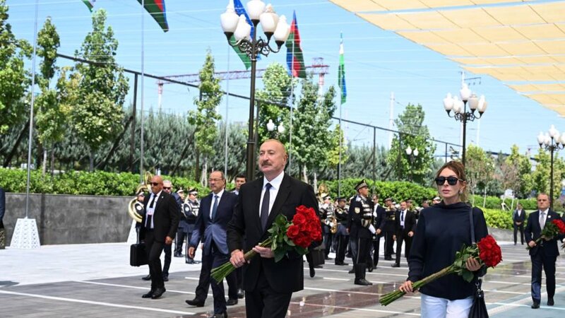Prezident və birinci xanım Daşkənddə Ümummilli Liderin&nbsp;barelyefi önünə gül dəstələri qoyublar