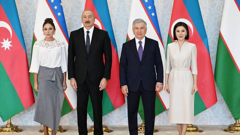 Presidents and their wives took a joint photo at the &ldquo;Kuksaroy&rdquo; State Residence