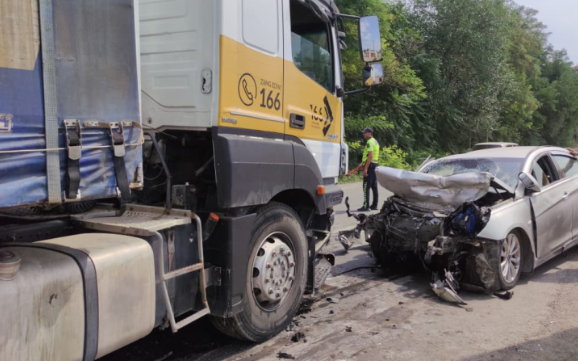 "Hyundai" yük maşınına çırpıldı -&nbsp;Ər-arvad öldü