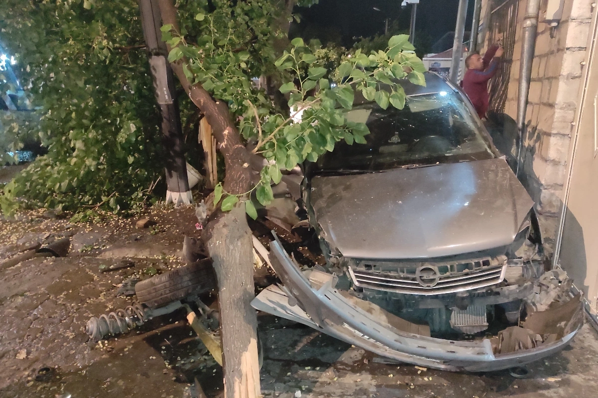 Bərdədə avtomobil evə çırpıldı, 3 nəfər...
