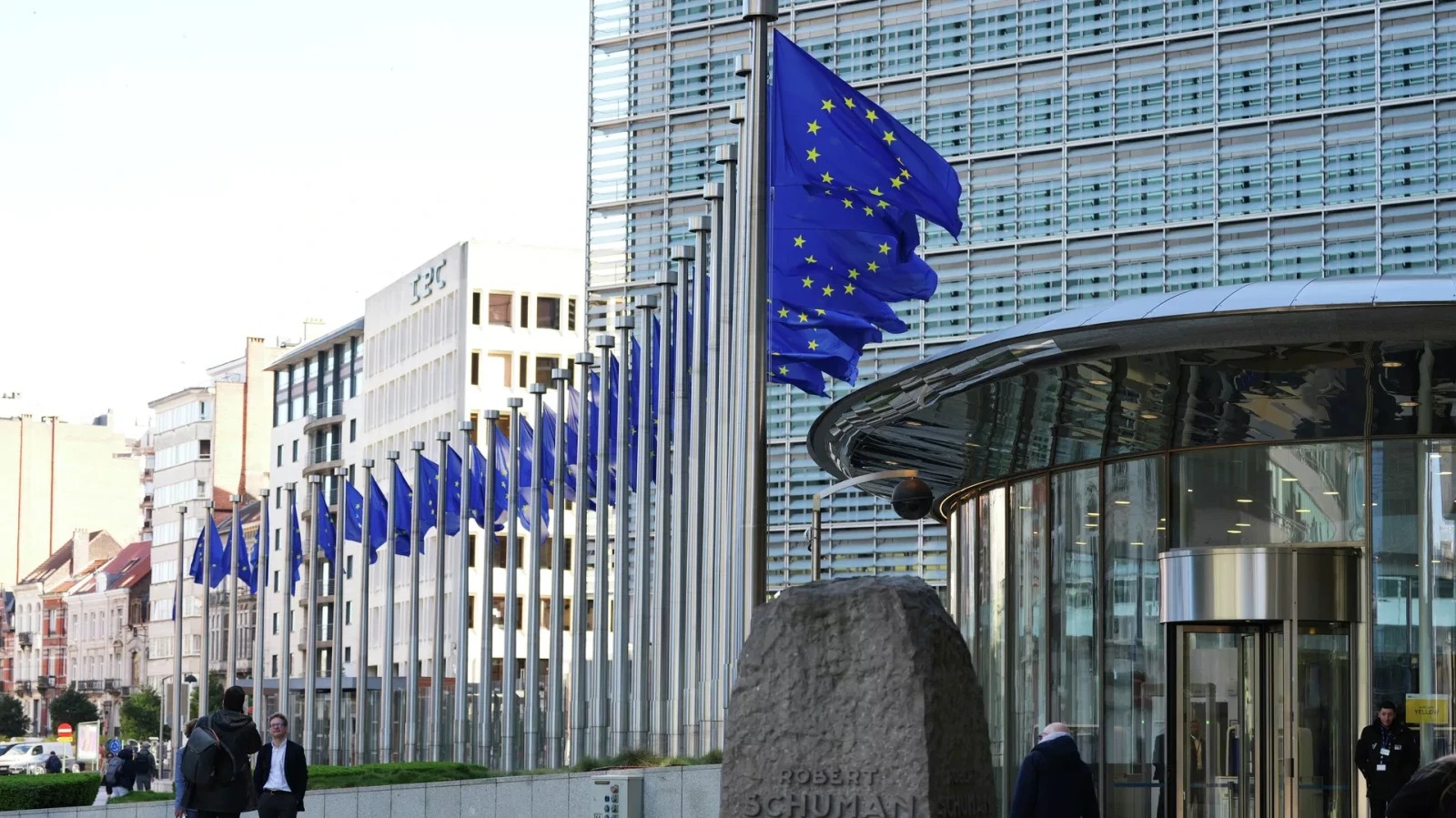 EU softens ban on children's access to social networks