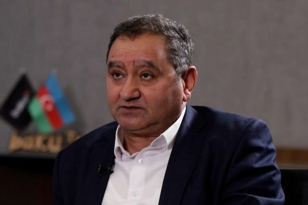 В прошлом году он назвал его &laquo;гигантом&raquo;, теперь требует его отставки