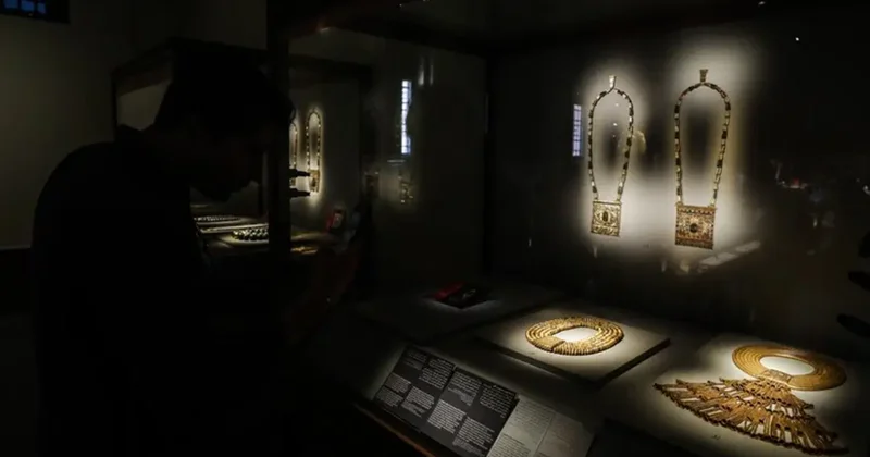 Queen's 4 million necklace STOLEN from museum