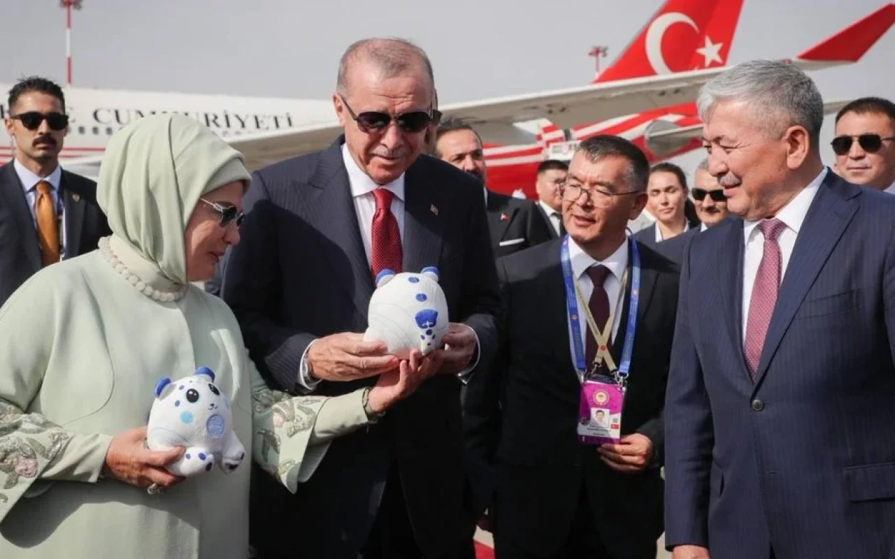 Ərdoğan Bişkekdə - onu hava limanında belə qarşıladılar