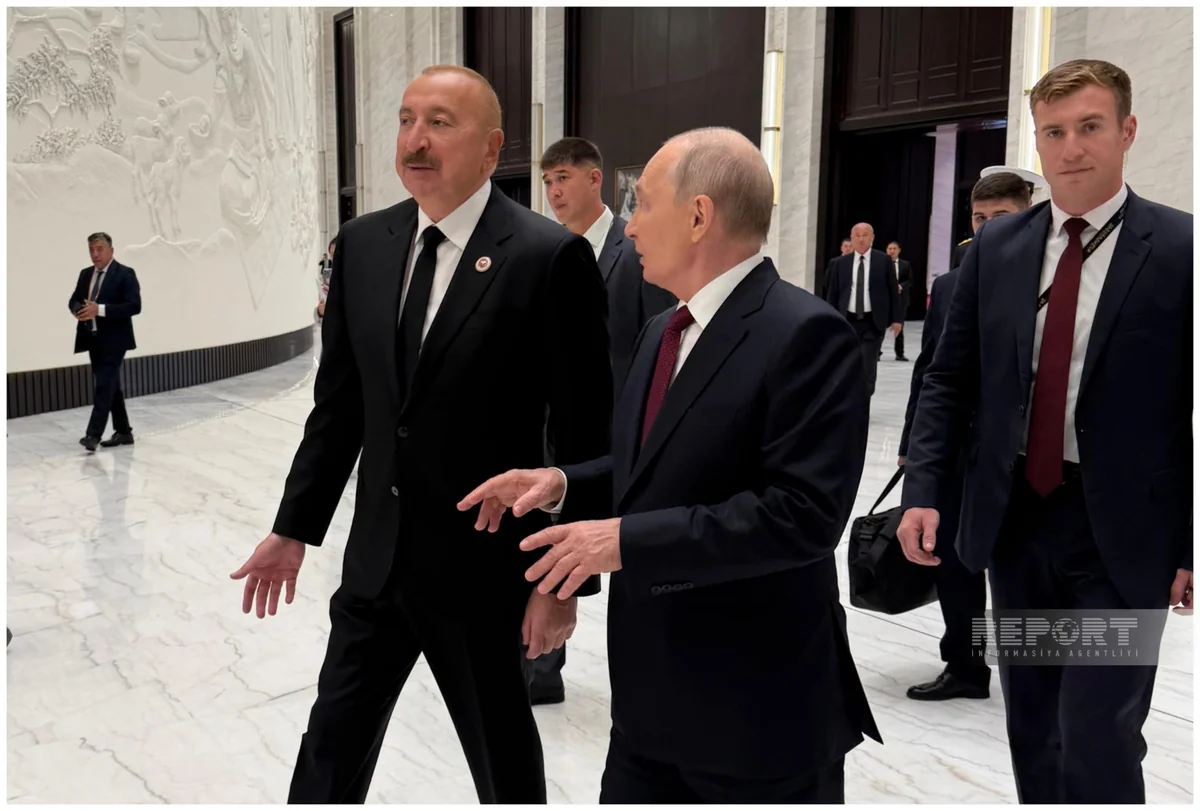 İlham Əliyev Putinlə ayaqüstü söhbət etdi - GÖRÜNTÜ