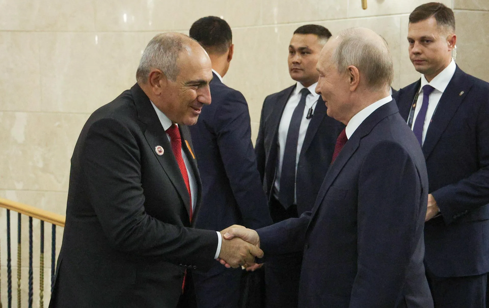 Paşinyan Putin'e cevap verdi: Rusya askeri üssünü çıkarmak isterse...