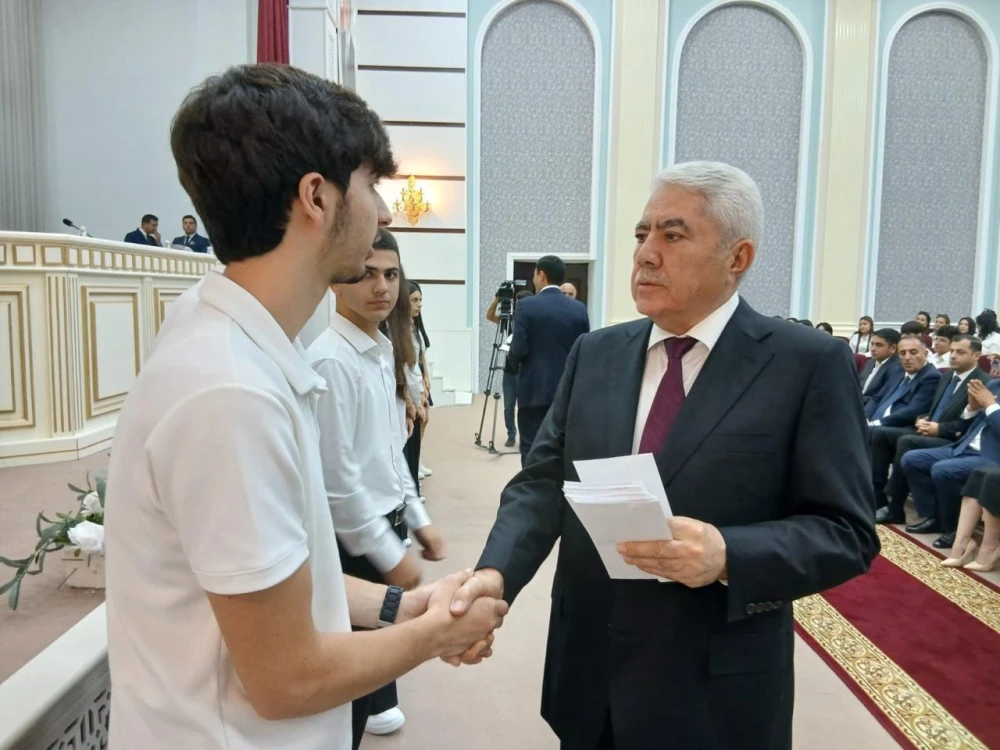 Ağalar Vəliyev Xaçmazda tələbələri mükafatlandırdı - GÖRÜNTÜ