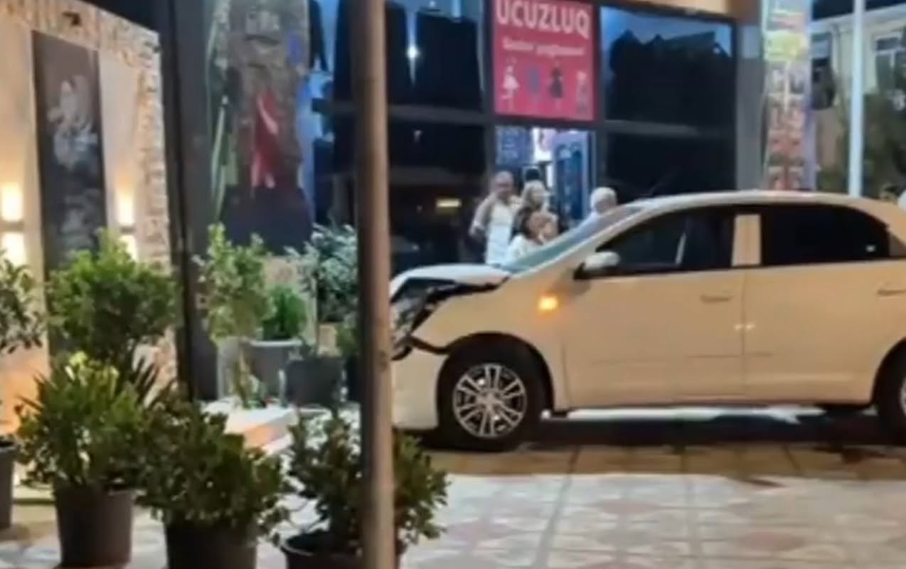 Minik avtomobili şəhid abidəsinə çırpıldı - GÖRÜNTÜ