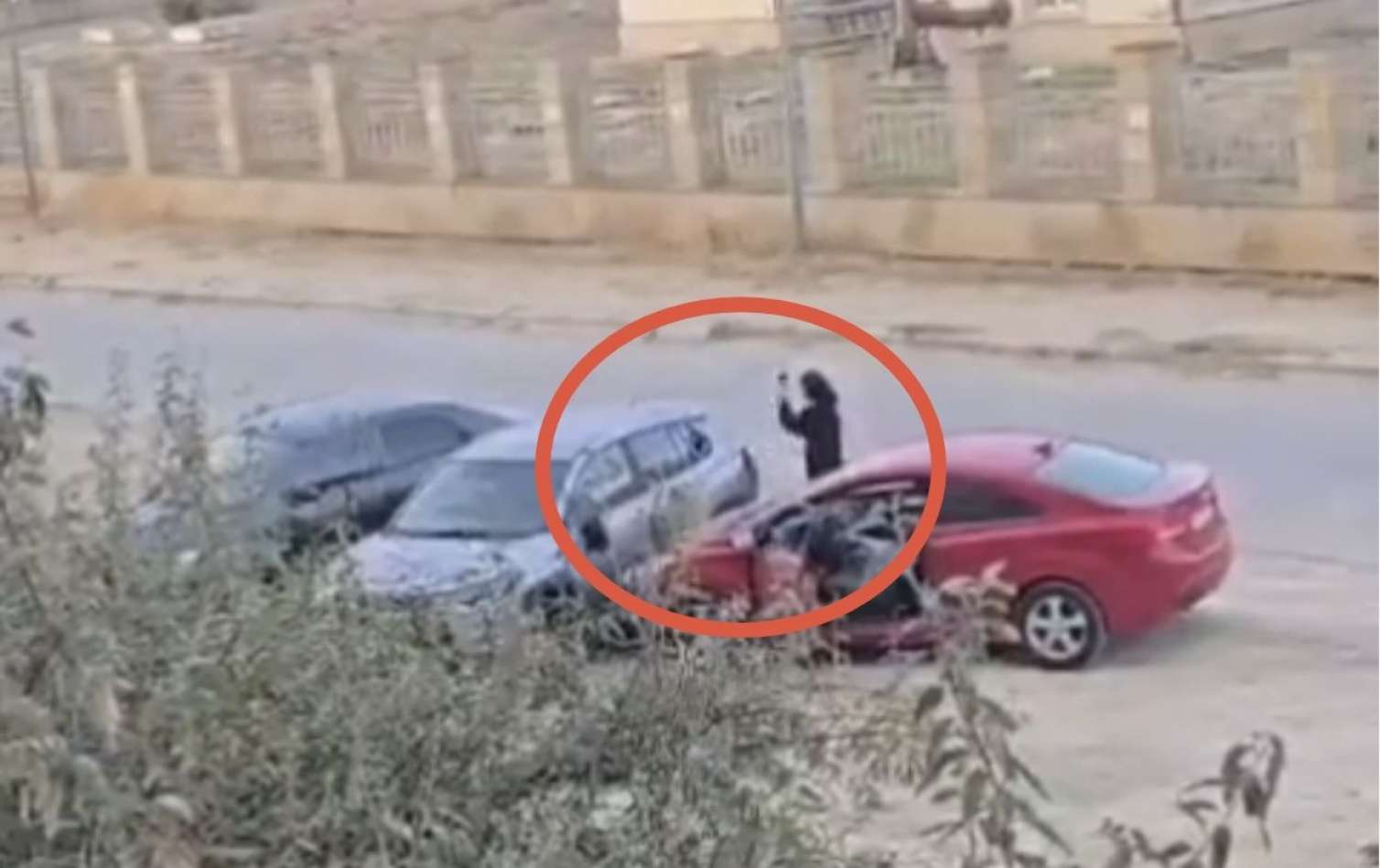 Bakıda ərinin xəyanətini öyrənən qadın maşınını çilik-çilik etdi - VİDEO