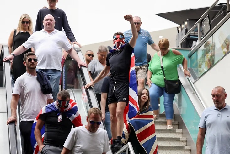 Britaniyada antimiqrant aksiyası: Ən böyük sərnişin limanı bloklandı