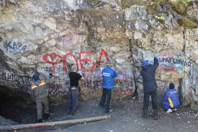 Qədim qayaüstü təsvirlər vandalizmin hədəfində: Rusiyada abidələr necə qorunur